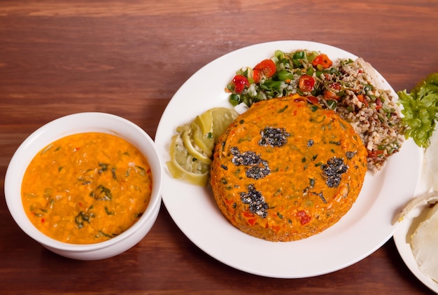 Comida brasileña en un plato apetitoso