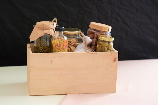 Comida en una caja de donaciones para pobres.