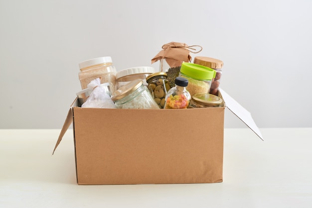 Comida en una caja de donaciones para pobres.