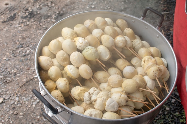 Comida de la calle en Tailandia, huevos cocidos.