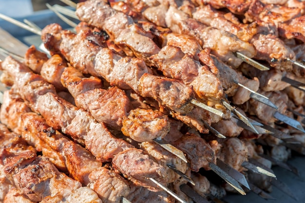 Comida callejera Carne deliciosa cocinada a la parrilla sobre brasas se vende al aire libre