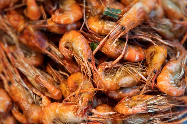 Comida callejera frita y gambas a la plancha.