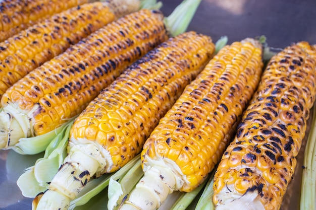 Comida callejera de maíz amarillo frito y a la parrilla