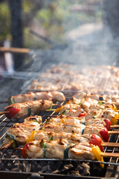 Comida callejera de menta fresca y abundante con verduras a la parrilla