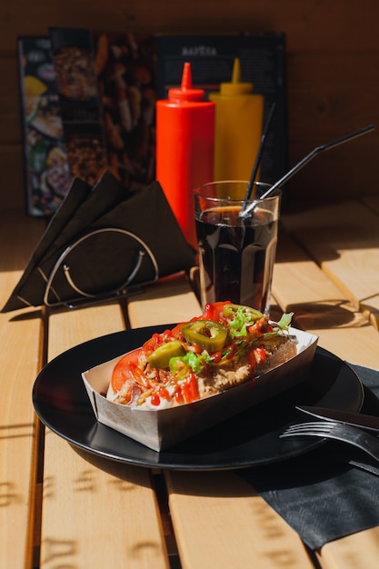 Comida callejera en una mesa de madera