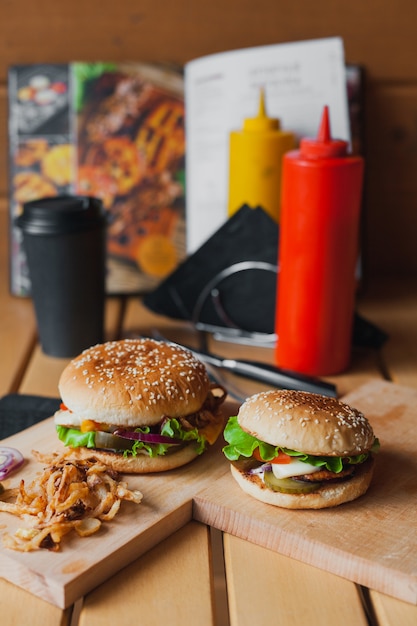 Foto comida callejera en una mesa de madera