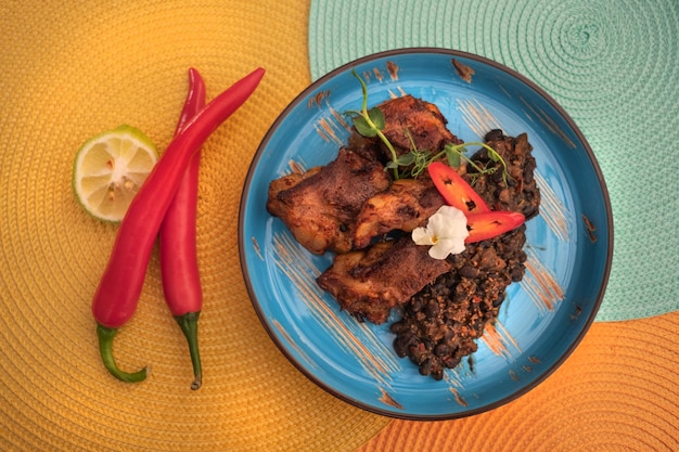 Comida callejera mexicana en la mesa Costillas estofadas y frijoles Vista superior Microgreens pimienta y lima Foto de alta calidad