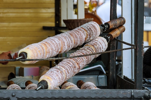 Comida callejera nacional de la República Checa. Hornear trdlo popular en los puestos callejeros.