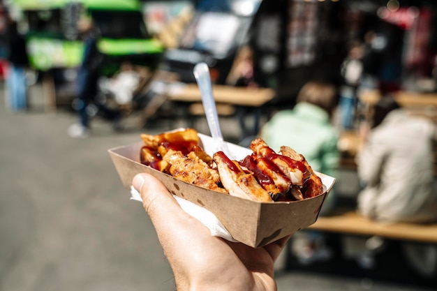 Foto comida callejera pollo en el mercado hipster comida para parrilla y barbacoa