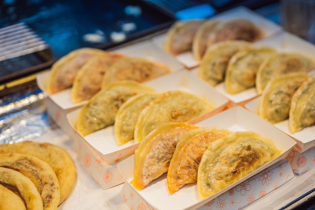 Foto comida callejera típica coreana en una calle peatonal de seúl, comida rápida picante que simplemente se encuentra en el local coreano