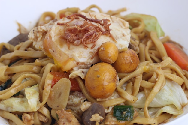 Comida callejera tradicional indonesia con fideos fritos Bakmie Jawa aislado