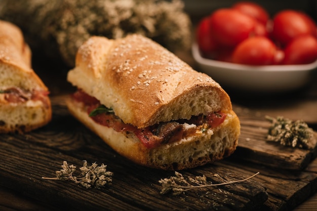 Comida callejera tradicional de Sicilia Italia Pane cunzato sobre mesa de madera