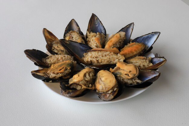 Foto comida callejera turca mejillones rellenos con limón midye dolma