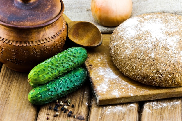 Comida campestre com pão fresco e pepinos frescos