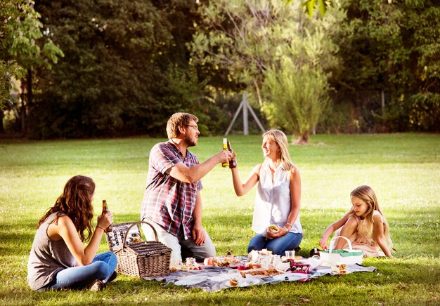 La comida campestre de la familia al aire libre unidad relajación concepto salud