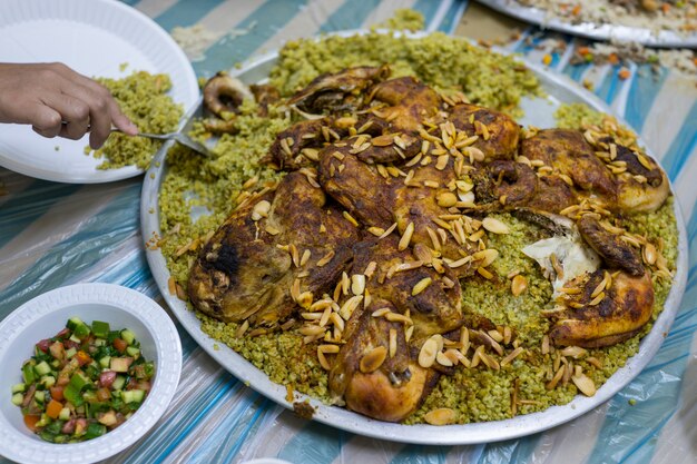 Comida de carne y arroz tradicional del Medio Oriente