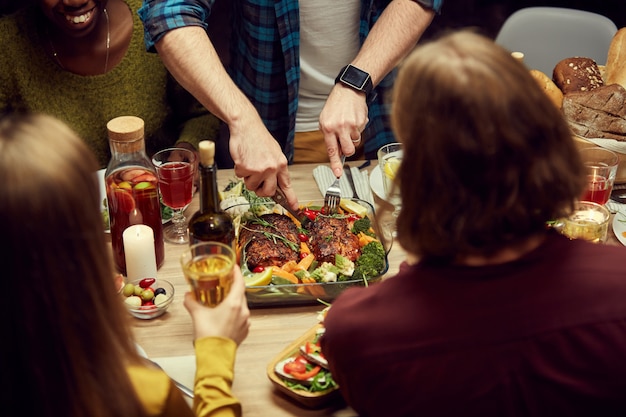 Foto comida caseira na mesa de jantar