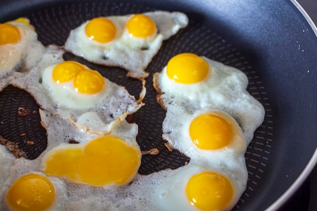 Comida caseira. Ovos de codorna fritos na frigideira.