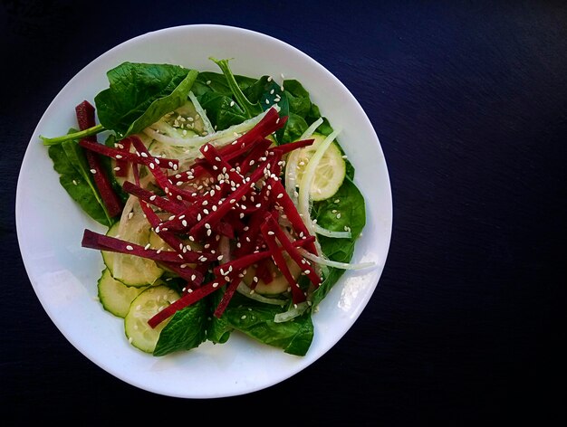 Comida caseira Salada saudável com pepino e beterraba