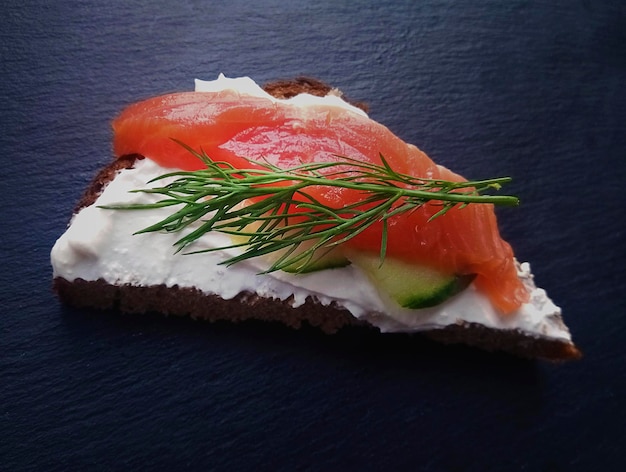 Foto comida caseira sanduíche com cream cheese e salmão levemente salgado