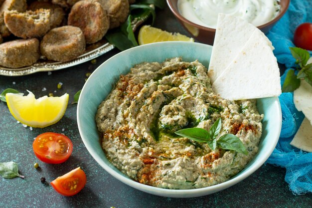 Comida casera deliciosa y saludable vegana Ramadán Hummus con mung y tahini