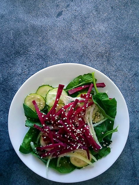 Comida casera Ensalada saludable con pepino y remolacha