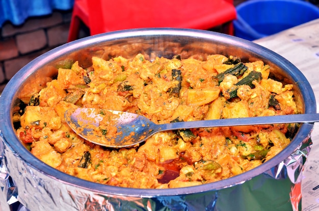 Comida casera de la India: "Aloo Gobhi" o conocido como papas especiadas con coliflor es el ingrediente principal que se cocina con las semillas de cebolla secas en pasta masala molida o con sabor a curry seco.