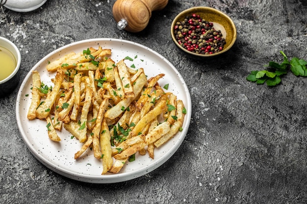 Comida casera saludable chirivía asada guarnición en plato Delicioso desayuno vegetariano o merienda Comer limpio dieta concepto de comida vegana vista superior