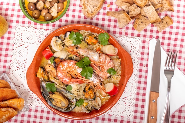 Comida casera tradicional de arroz y mariscos.