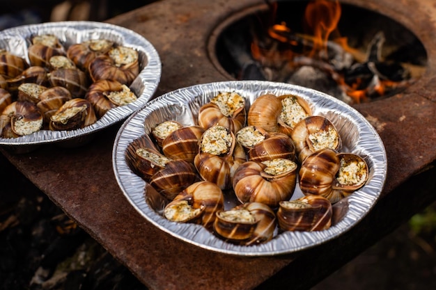 Comida catalana Caracoles de la barbacoa en Catalan Cargols a la Llauna