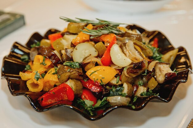 Comida de catering buffet europeo Ensalada de verduras a la parrilla Concepto de fiesta de celebración Enfoque selectivo