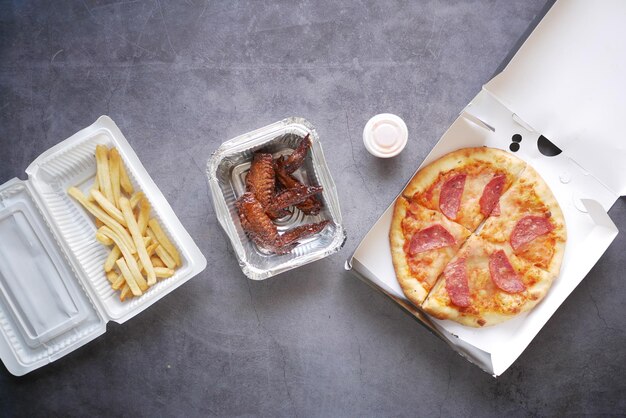 comida chatarra en una caja para llevar en la mesa