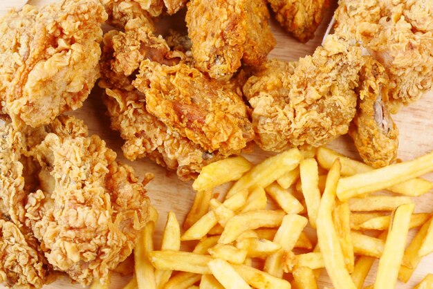 Foto comida chatarra en el plato sobre la mesa de madera de cerca