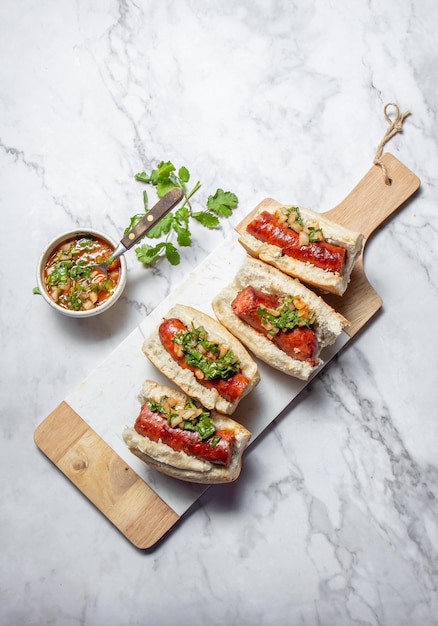 Foto comida chilena y argentina choripan tradicional con pebre chorizo picante sándwich con chorizo