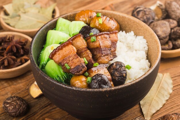 Comida china, arroz de cerdo estofado