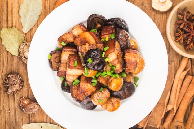 Comida china: cerdo braseado con castañas y champiñones