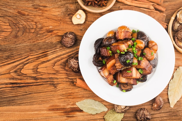 Comida china: cerdo braseado con castañas y champiñones