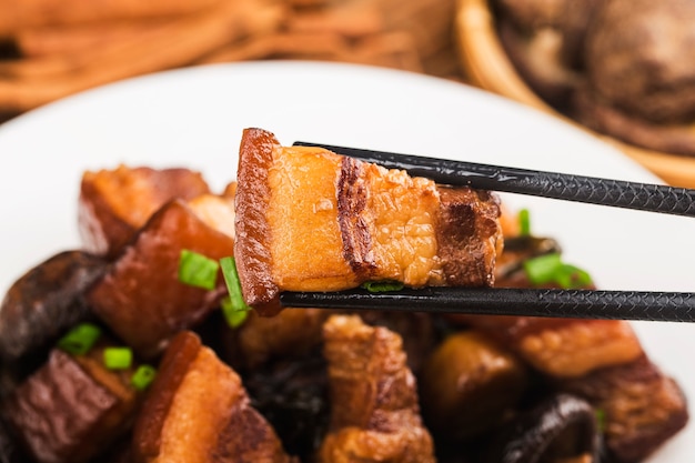 Comida china: cerdo braseado con castañas y champiñones