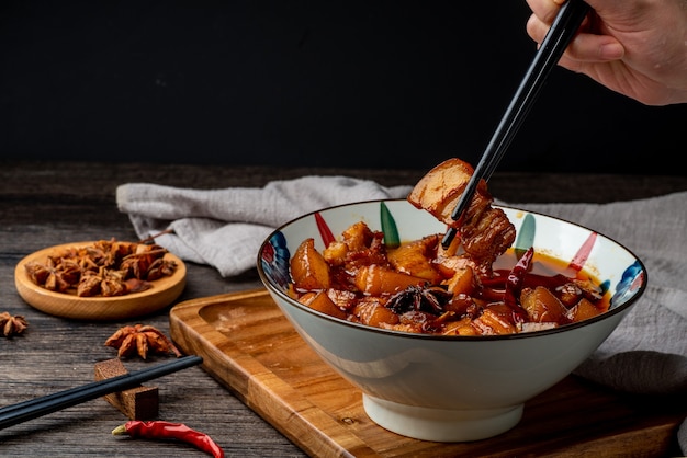 Comida china, deliciosa carne estofada en un tazón