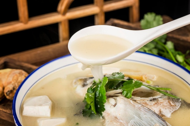 Comida china deliciosa sopa de cabeza de pescado Sopa de cabeza de carpa plateada