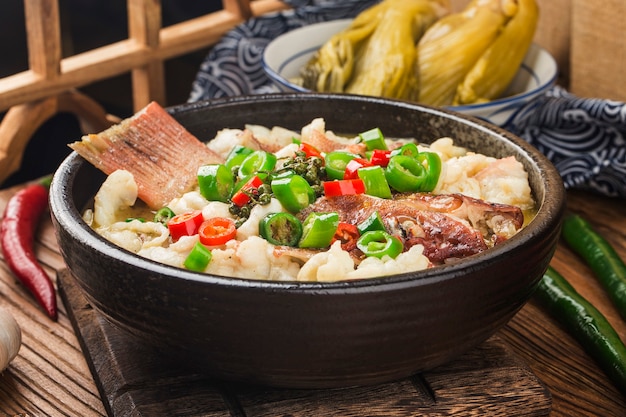 Comida china: pescado hervido con repollo en escabeche y ají. Filetes de mero rojo