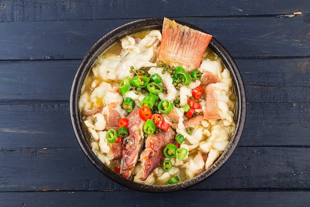 Comida china: pescado hervido con repollo en escabeche y ají. Filetes de mero rojo