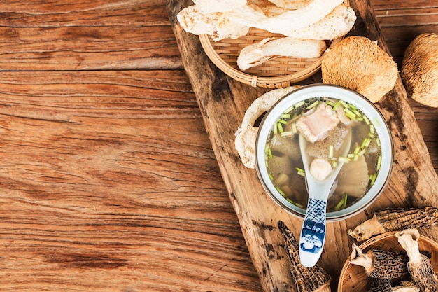 Comida china en sopa de lomo con vieira y hongos de bambú