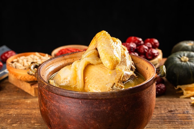 Comida china sopa de pollo con gelatina de pescado