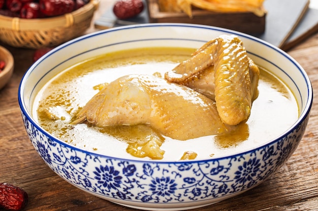 Foto comida china sopa de pollo con gelatina de pescado