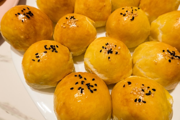 Comida china tradicional casera de pastel de luna de pastelería de yema de huevo al horno para el Festival del Medio Otoño