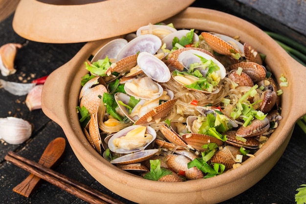 Comida chinesa: caçarola de mariscos e vermicelli