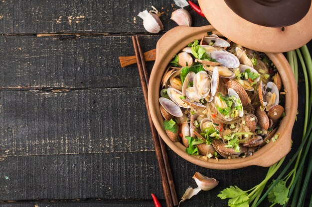 Comida chinesa: caçarola de mariscos e vermicelli