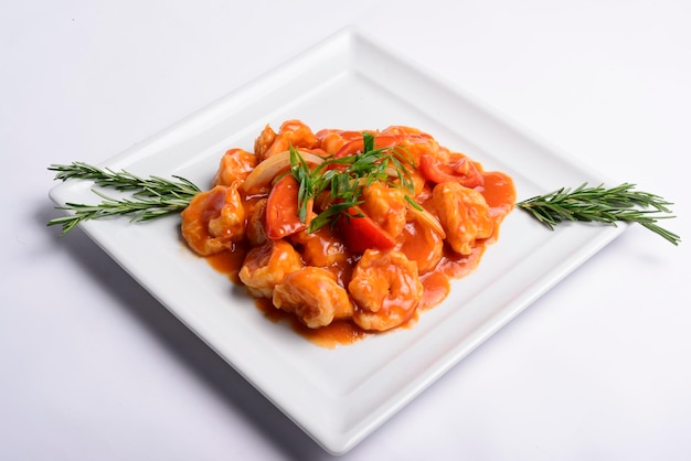 Comida chinesa Camarão em molho de tomate em um prato quadrado branco Closeup