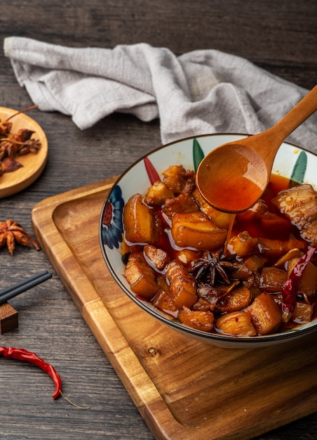 Comida chinesa deliciosa carne assada na tigela